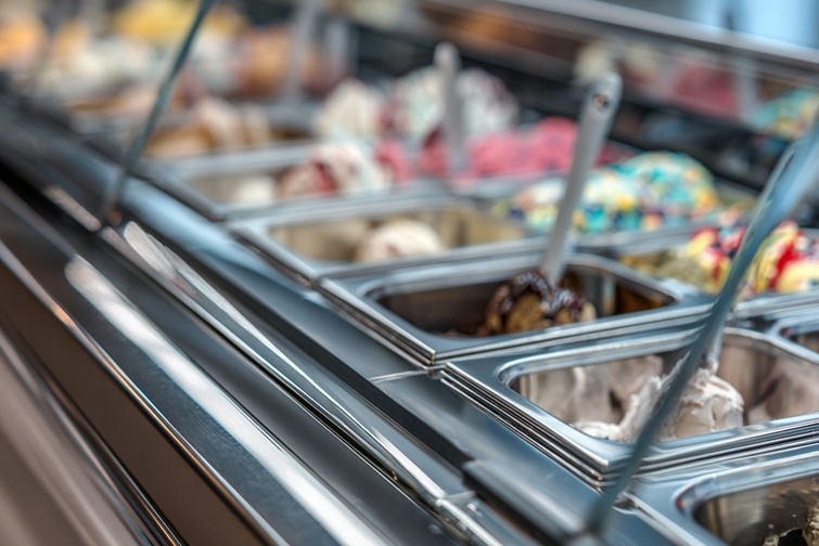 close-up of a high-end gelato display case, polished glass and stainless steel edges in sharp detail, colorful gelato trays softly visible behind the glass, shallow depth of field, blurred background, premium product photography, hyperrealistic, no people, no hands, 8k --chaos 10 --ar 3:2 --raw --stylize 50 --v 7 Job ID: e298fb43-2e3b-40fe-aa4f-273f6c6729ad