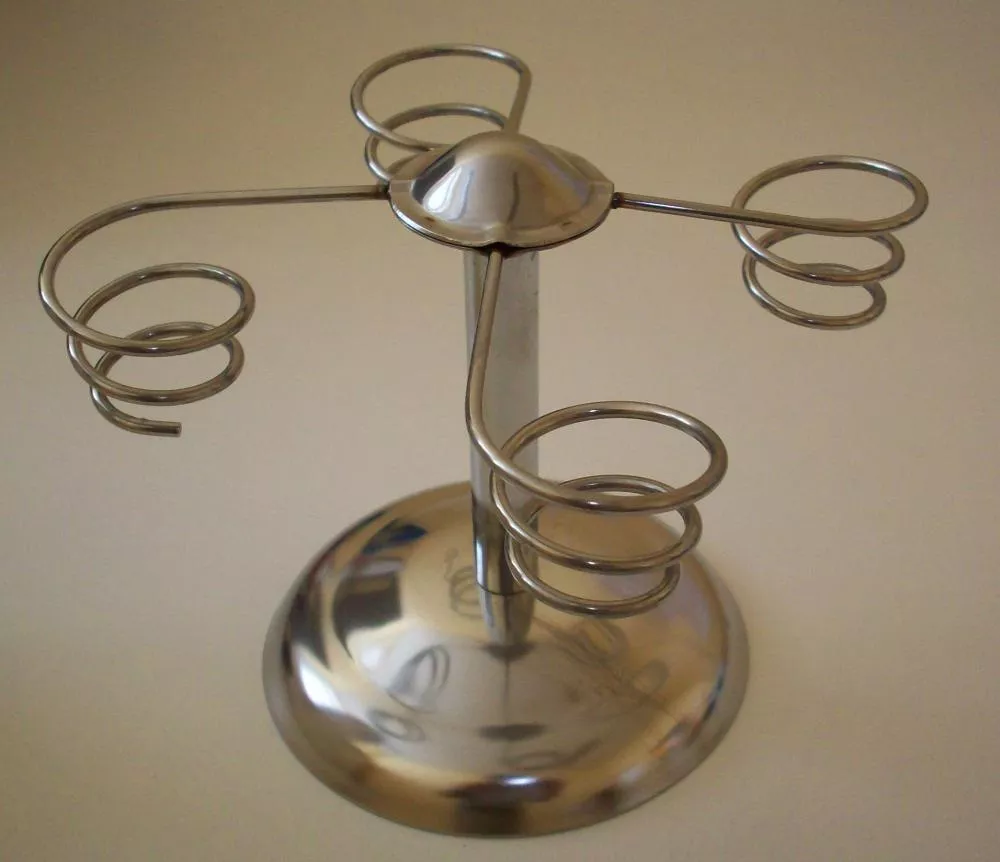 Ein Metallgegenstand auf einem weißen Tisch