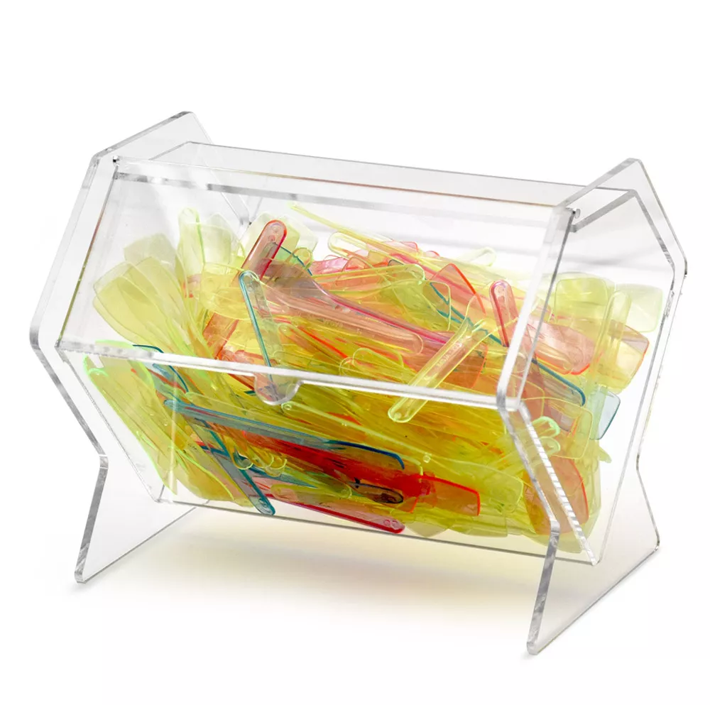 Ein durchsichtiger Acrylbehälter, gefüllt mit vielen verschiedenfarbigen Zahnbürsten.