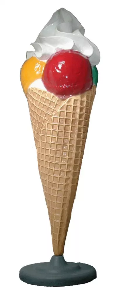 Eine Eistüte mit drei verschiedenen Toppings