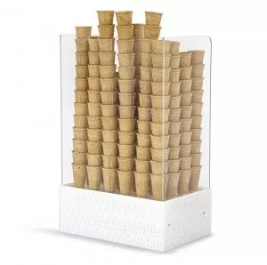 Ein Stapel Eistüten in einer Vitrine