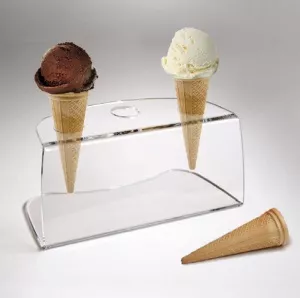 Drei Kugeln Eiscreme in einem durchsichtigen Behälter
