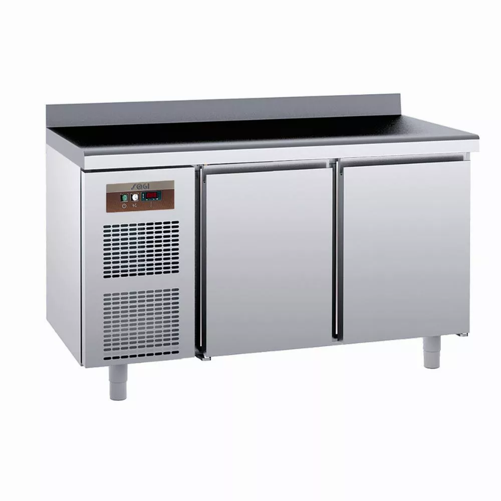 Ein Edelstahlschrank mit zwei Türen und schwarzer Oberseite
