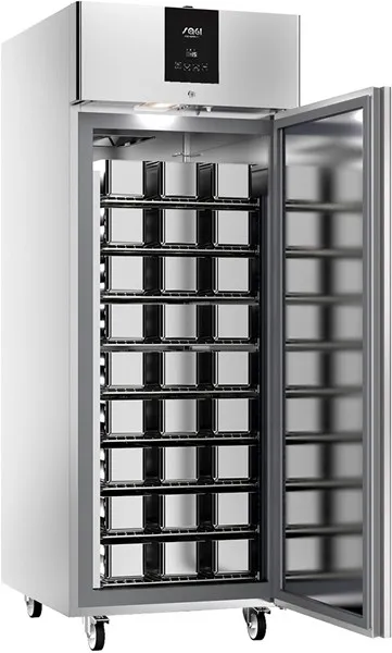 Ein Edelstahlkühlschrank mit vielen schwarzen und weißen Behältern