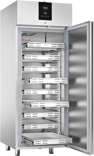 Ein Edelstahlkühlschrank mit offenen Türen
