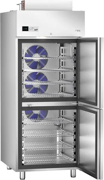 Ein Edelstahlkühlschrank mit zwei Türen und zwei Ablagen